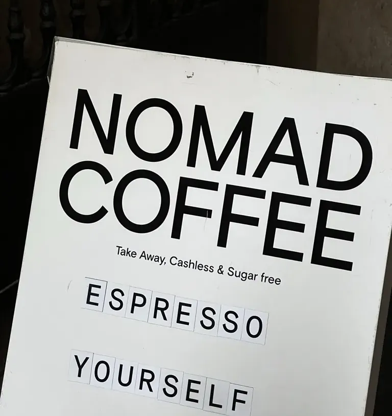 Placa da Nomad Coffee: "Espresso yourself"
