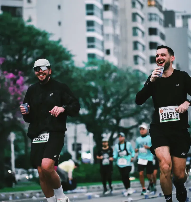 Leo correndo uma prova entre prédios, com outros corredores atrás