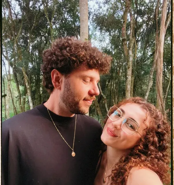 Leo abraçado com alguém especial, numa foto impressa