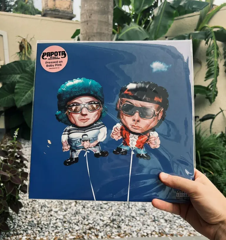Vinil do Papota, de Ca7riel & Paco Amoroso, com o encarte