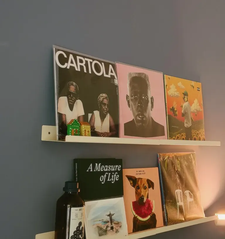 Prateleira de discos com Cartola e outros vinis na parede