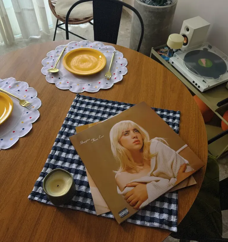 Happier Than Ever, da Billie Eilish, na mesa da sala