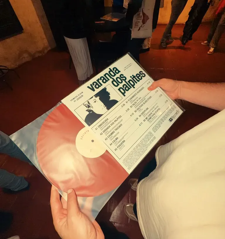 Vinil do Varanda dos Palpites, do Joaquim, nas mãos do Leo
